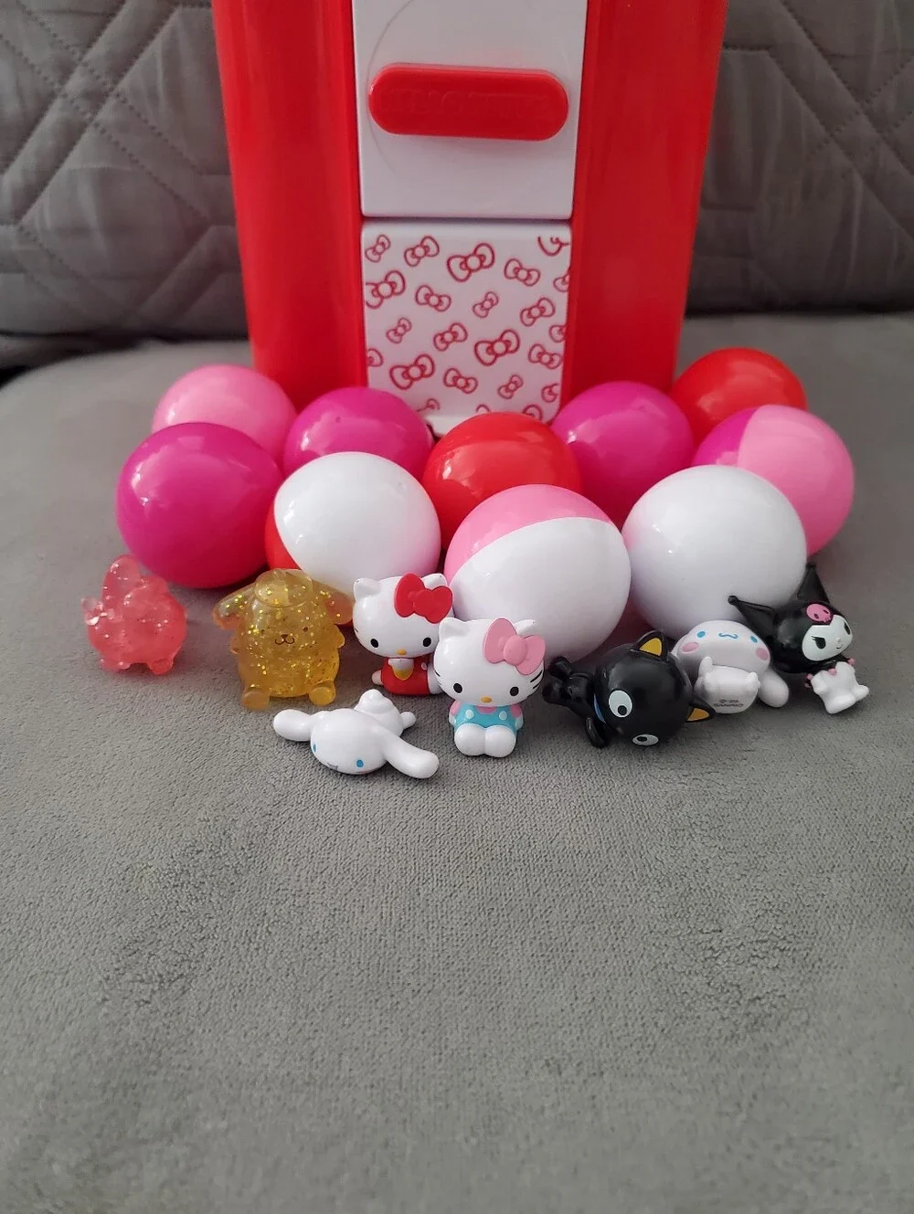 FAO Schwarz Hello Kitty and Friends Toy Vending Machine | Gumball Machine